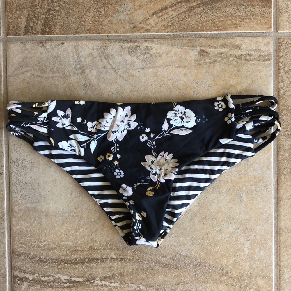 Reversible swim bottoms